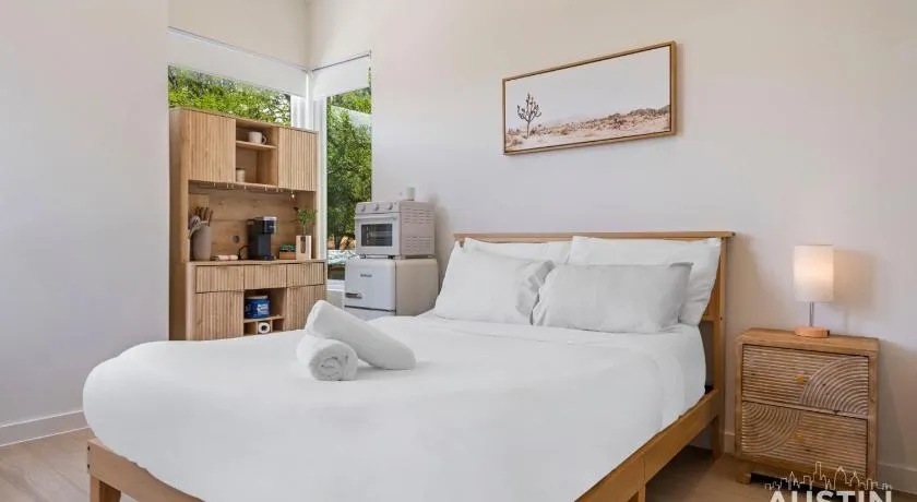 1BA East ATX StudioTX w Kitchenette Deck near UT and Lady Bird by Austin Vacay - Image 1
