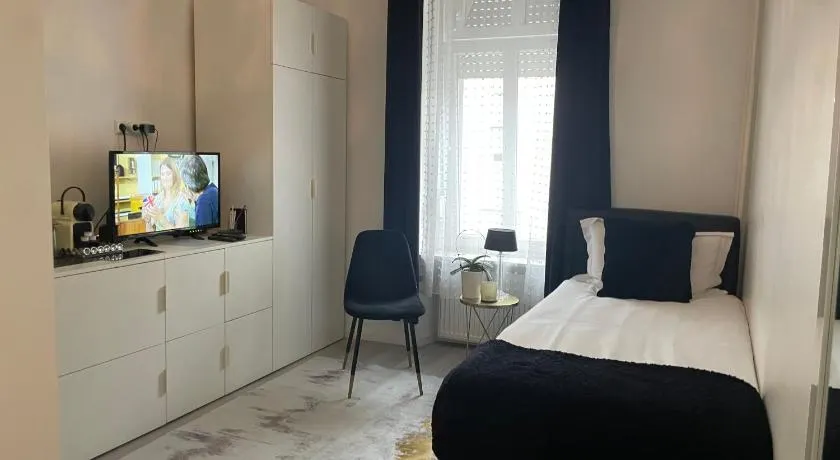 EXECUTIVE SINGLE ROOM WITH EN-SUITE in GUEST HOUSE CITY CENTRE - Image 1
