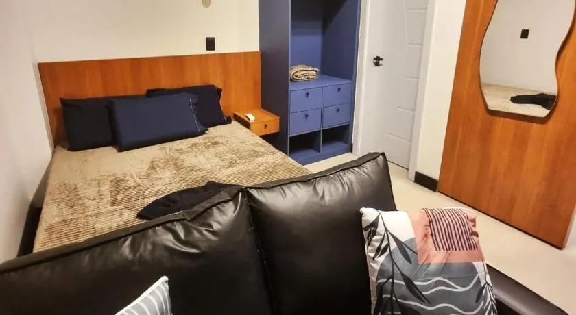 Studio Moderno e Novo - Cozinha Completa, Ar Condicionado e Wifi - Rápido Acesso ao Centro - Image 1