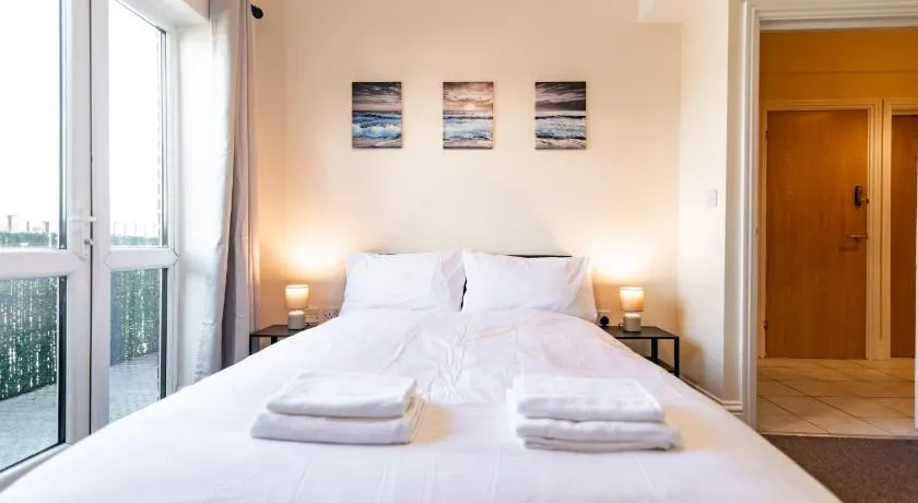 Stylish 2 Bed Flat with Free Parking near Harbour - Image 1