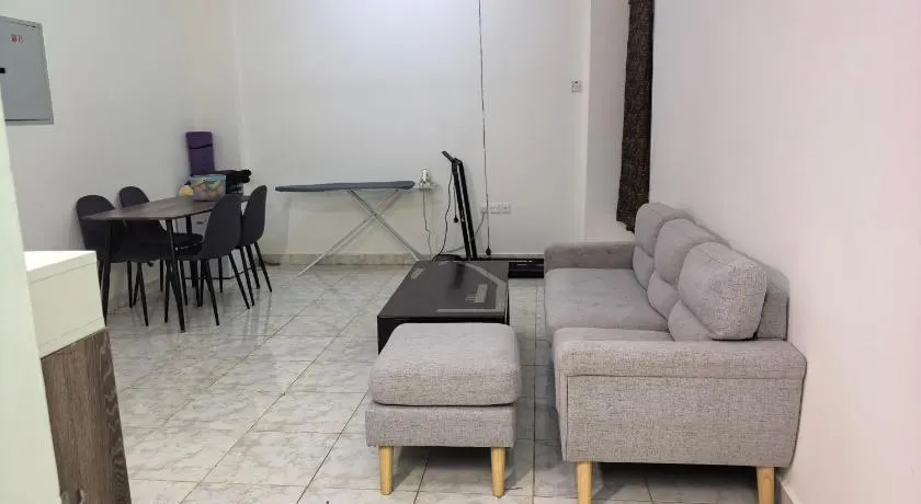 Catchy & Traveler-Friendly Room - Image 1