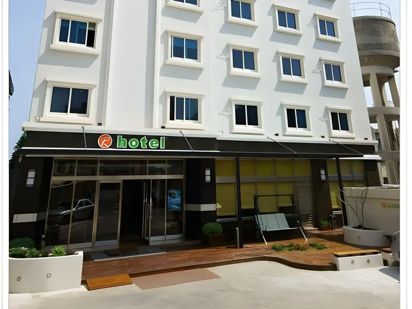 Royal Hotel - Image 1