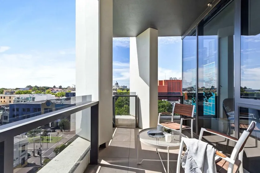 Modern 2BR Apt w Parking Near Melbourne Central - Image 1