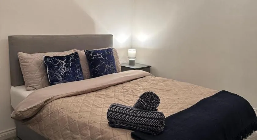 Luxe Entire 3 Bed Home - LHR 15 mins - London City 35 mins - Image 1