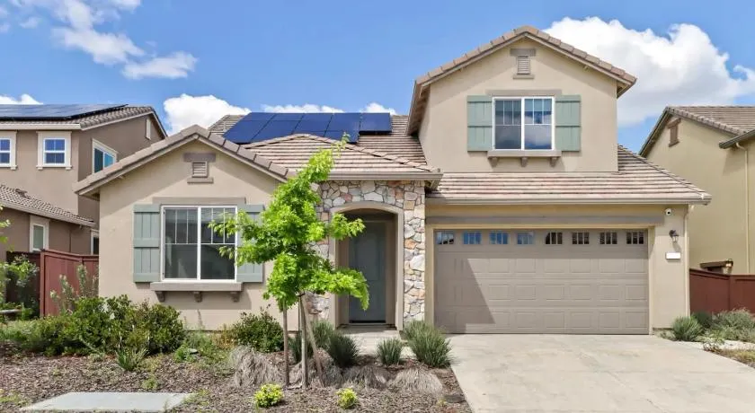 Monthly or Daily Stay in Spacious 4BD for Family or Work with Outdoor backyard and BBQ grill - Image 1