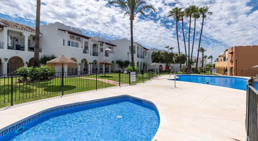 Renovated apartment on beachside with pool - Image 1