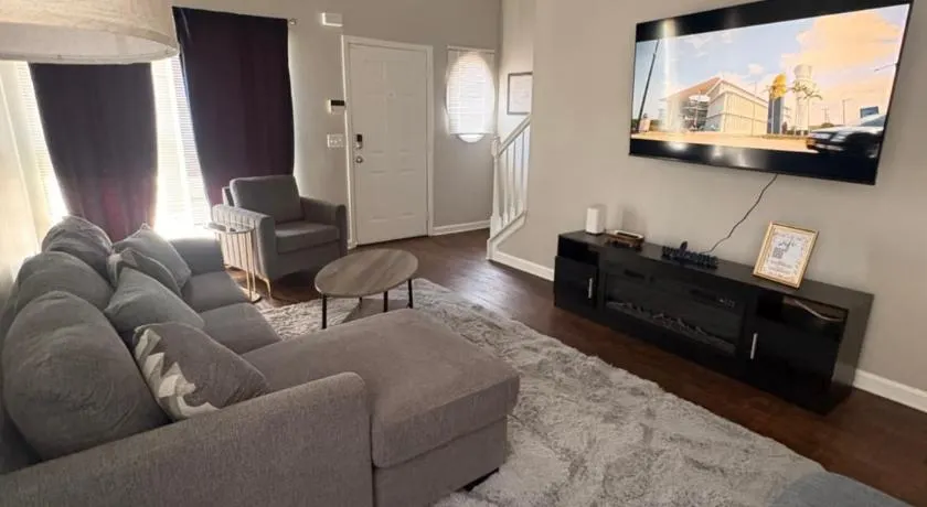 Stylish and Comfy Getaway Near Airport with a Car - Image 1