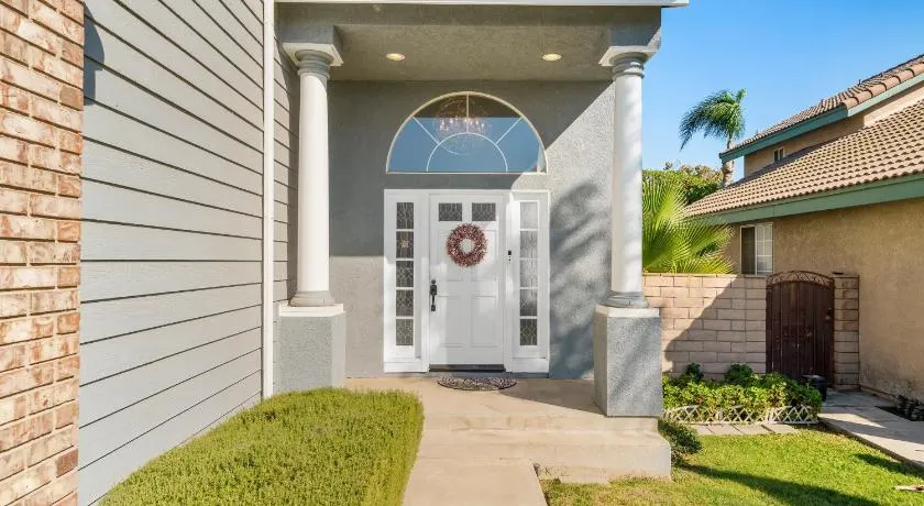 Near Airport & Outlet & ONT Field 6 bedroom large house - Image 1