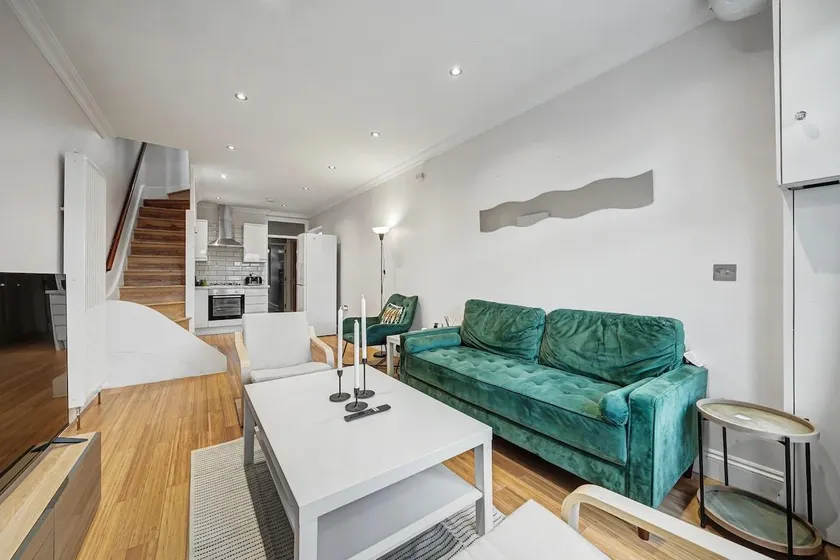 London Gem - Private Parking & Patio, 7m to Station - Image 1