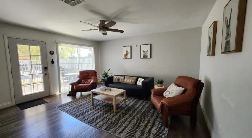 L - Fully remodeled and professionally decorated - Image 1