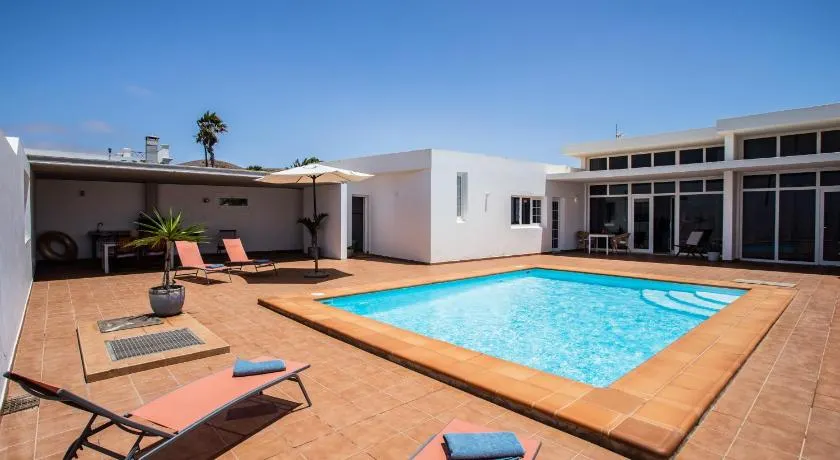 villa dulce celestin lanzarote (wifi y piscina climatizada por el sol ) - Image 1