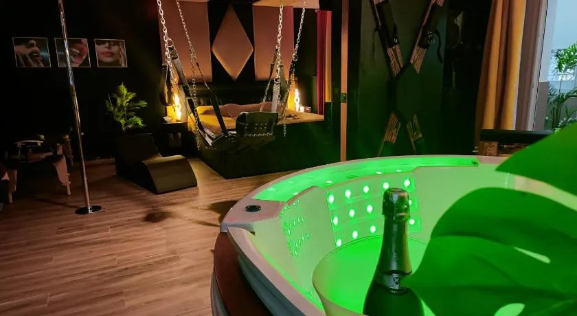 La loveroom bdsm de Nice " la chambre luxe des désirs " - Image 1