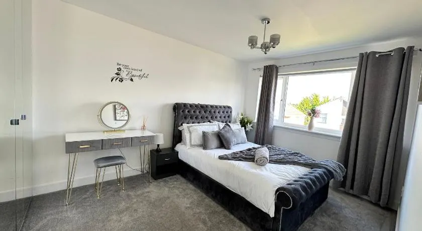 Elite 3 bedroom family house with free parking - Image 1