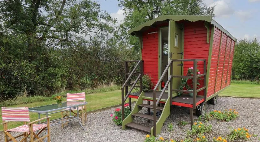 Tilly Gypsy-style Caravan Hut - Image 1