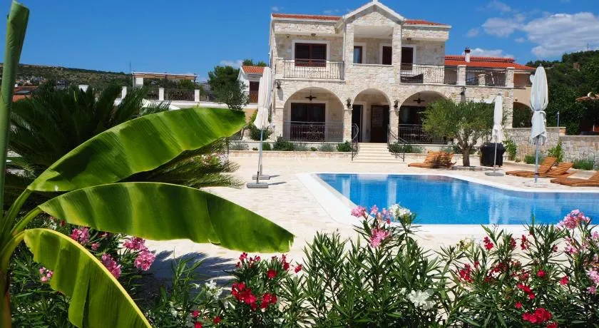 Villa Ludilo mit 4 Apartments in Poljica - Marina bei Trogir Split - Image 1