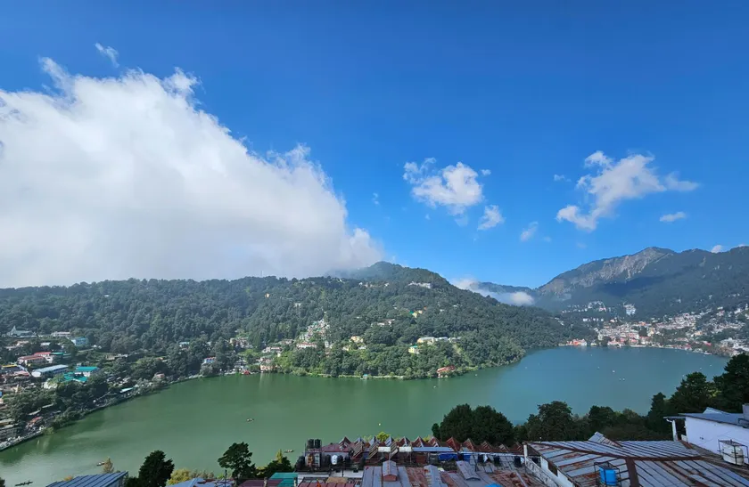Gayatri Niwas Luxury Room - Lake Mountain View - Image 1