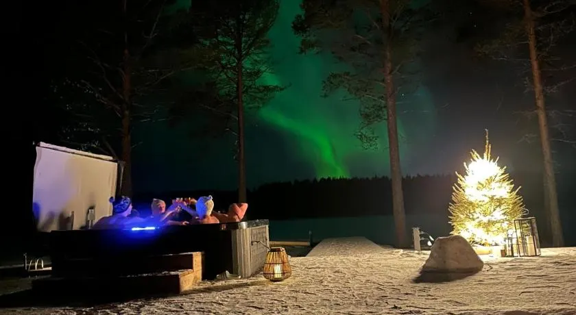 Lakeside holiday home - Image 1