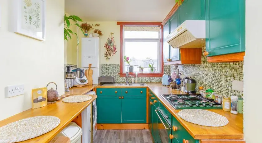 Bright & Spacious Double Room with Garden View- Close to Airport & City Centre - Image 1