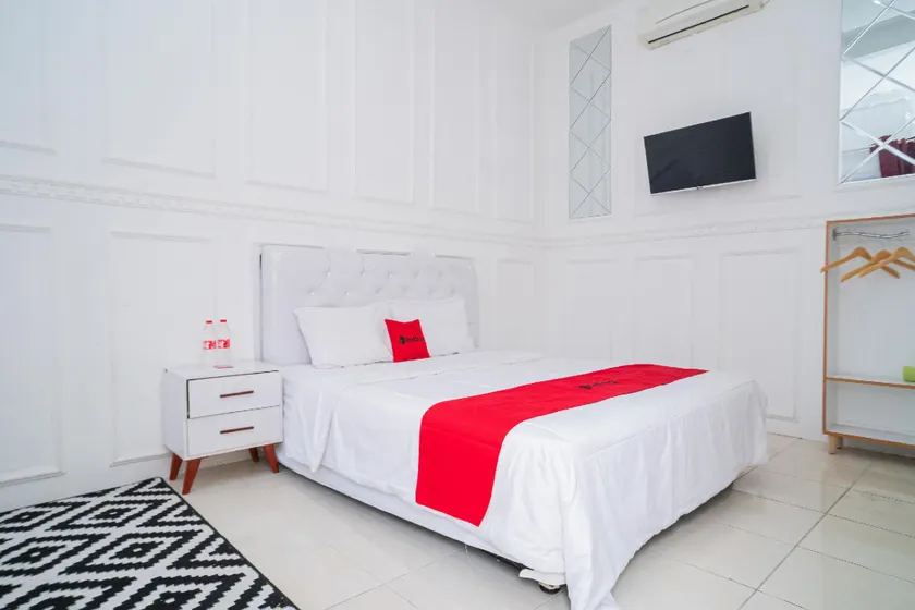RedDoorz Syariah at Aura Homestay - Image 1