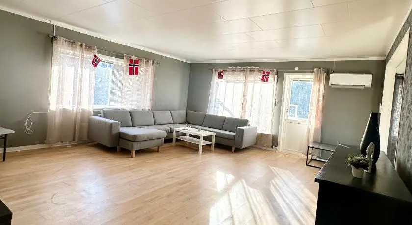 Spacious seaside apartment with balcony - Image 1