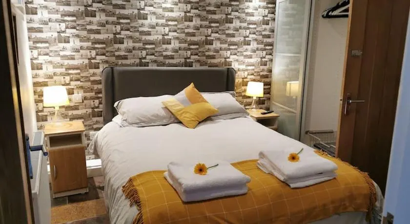 Private garden apartment with secure parking - Image 1