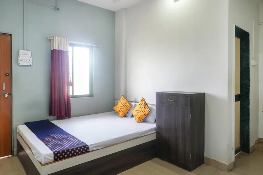 SPOT ON 64116 Hotel Shrinivas Lodging - Image 1