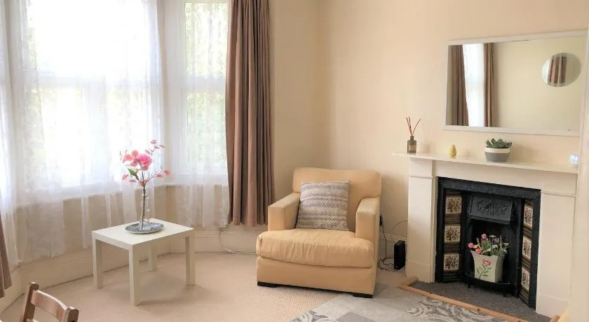 Spacious West London 2 Bedroom Apartment - Image 1