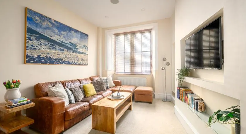 Stylish & Central 2BR Stockbridge Gem - Image 1
