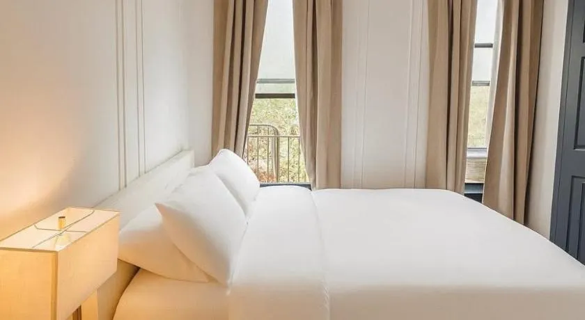 Elegant Upper East Side Studio Retreat Near Central Park and The Met - Image 1