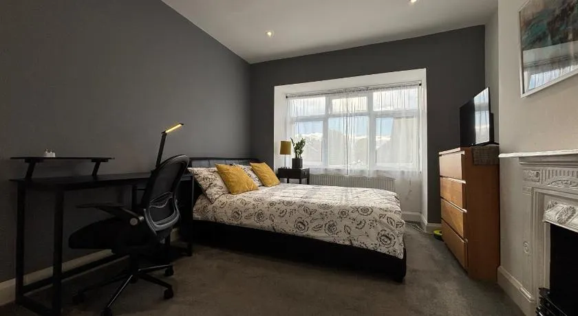 Entire house floor perfect for couples & freelancers - available for single too - Image 1
