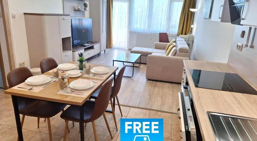 Comfort Budapest Apartment - Private Balcony & Free Parking - AC - Image 1