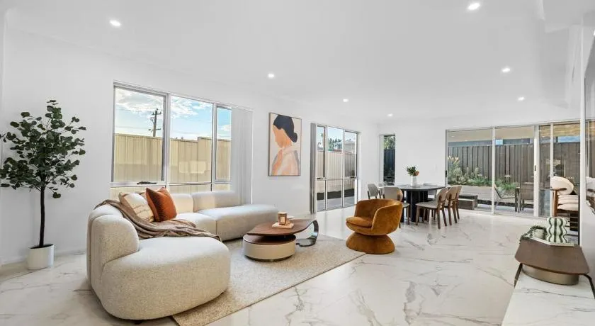 Art Residence - Luxury Coastal Stay in Hillarys - Image 1