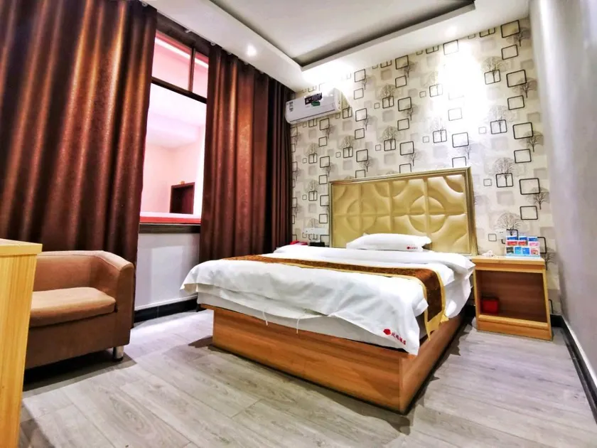 Rose Hotel - Image 1