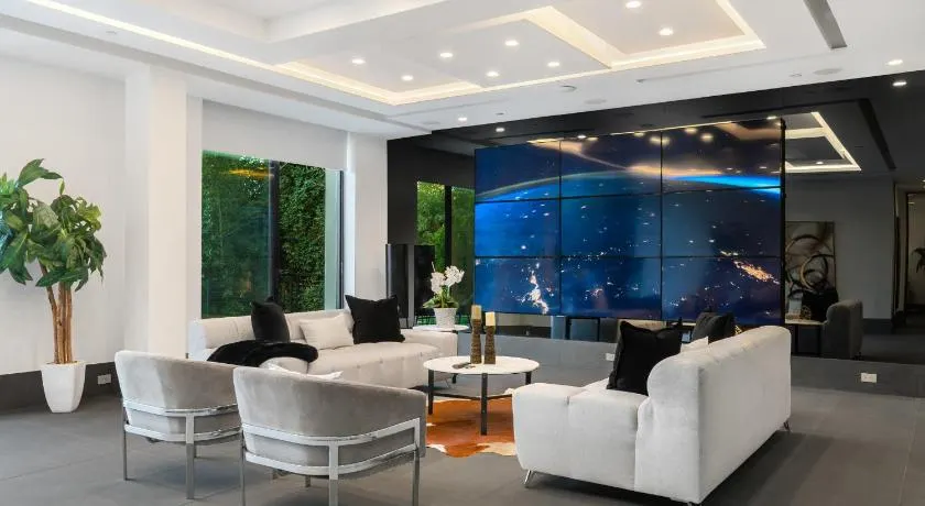 Ultra Luxury 5BR Beverly Hills Estate with Private Pool Spa and Canyon Views - Image 1