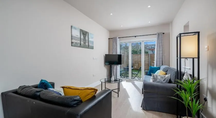 Exquisite 4Bedroom House 4 Contractors & Large Families with Private Garden, Fully Equipped Kitchen and Close Proximity to Train & Bus Stations - Image 1