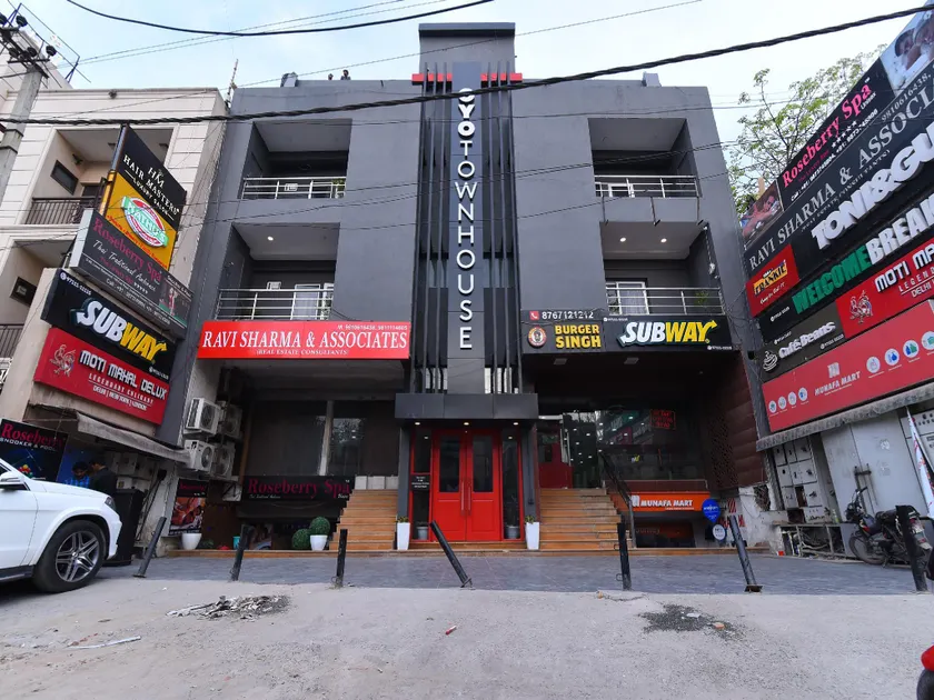 Townhouse Rudra Inn Near Chhatarpur Metro Station - Image 1