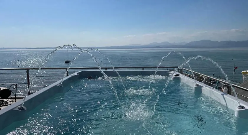 Appartement \"Bardolino Luxury - Attico\" avec vue sur le lac, piscine privée et Wi-Fi - Image 1