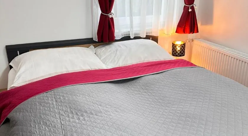 Rosie`s Double Bedrooms and Suites - Image 1