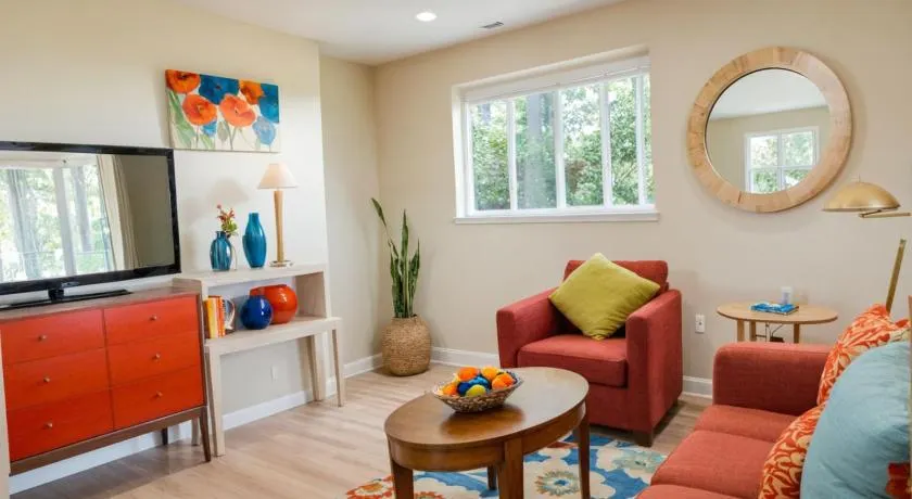Hollywood Living 3 to 5 BR Townhomes with Free Parking - Image 1