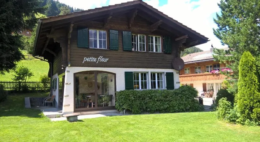 Chalet Petite Fleur - Image 1
