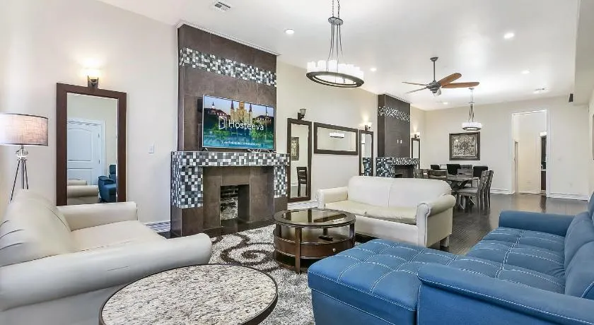 Stylish 4BR condo in Downtown by Hosteeva - Image 1