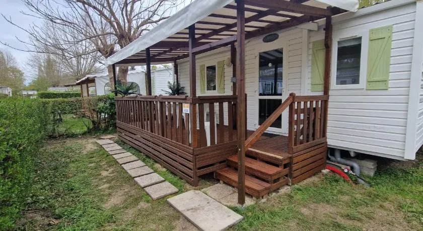 Mobil-home avec grande terrasse - Image 1