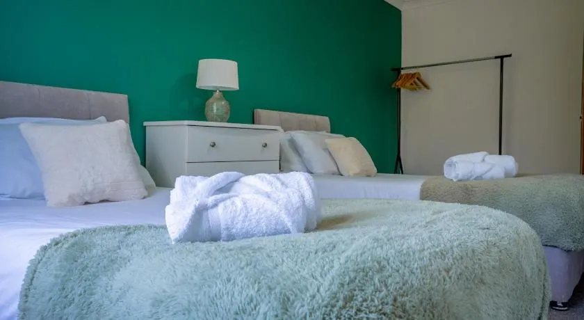 Raymond James Accommodation, sleeps up to 7, free parking, full amenities and garden - Image 1