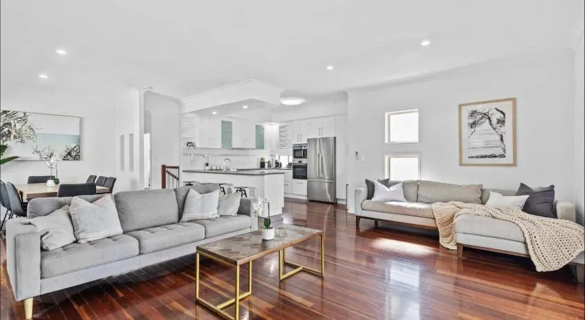 Manly Oasis 5BR - 3 King Beds, Pool, BBQ - Image 1
