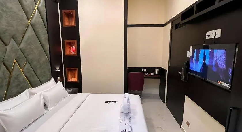 Sky Suites By Glitz Hotels Nr Internatinational Airport Mumbai - Image 1