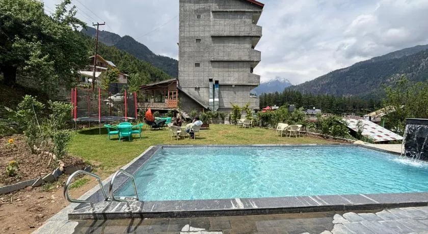 Hotel Old Smugglers with Balcony mountain view AC Hot and Cold Near to Hadimba Temple - Image 1