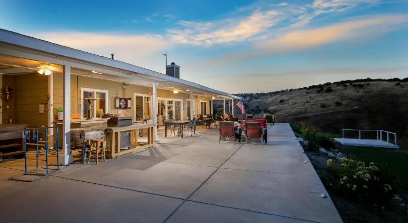 The J's Nest by Avantstay Hot Tub + BBQ + Lawn Games Panoramic Lake + Oak Hill Views - Image 1