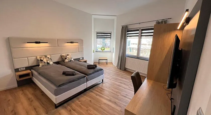 BASSWOOD ROOMS - Image 1