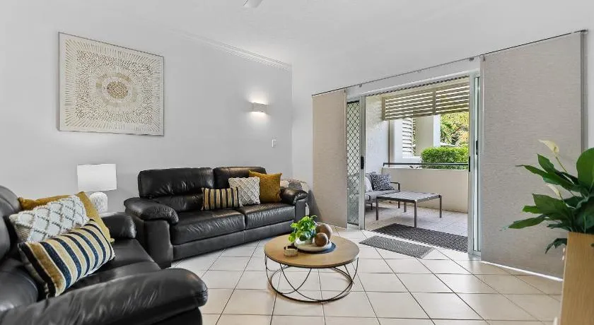 Cozy 3-Bedroom Oasis with Pool Access in Cairns - Image 1