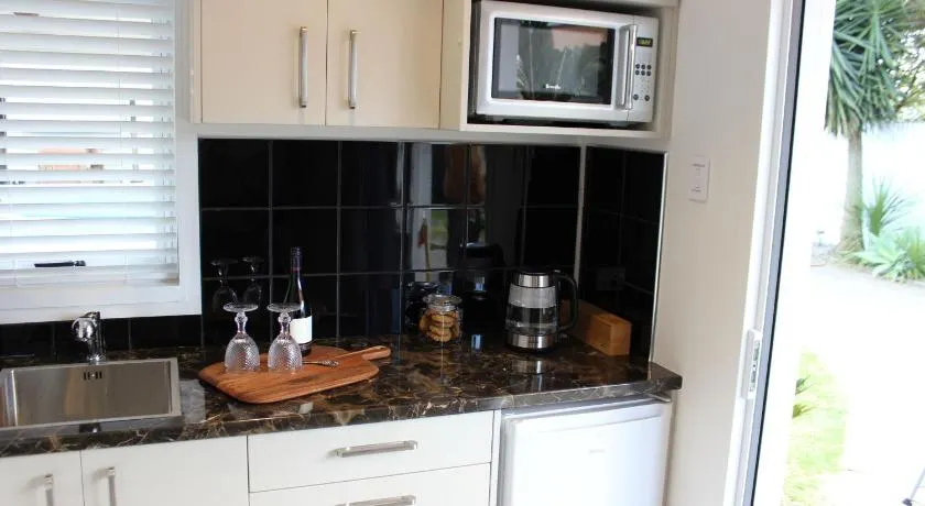 The Pool House Bed & Breakfast - Napier with a Fully Equipped Kitchenette & BBQ - Image 1